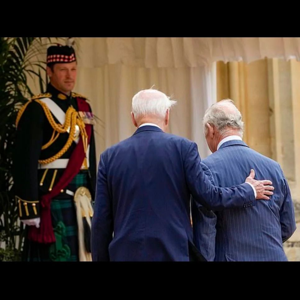 Joe Biden menepuk punggung Raja Charles III
